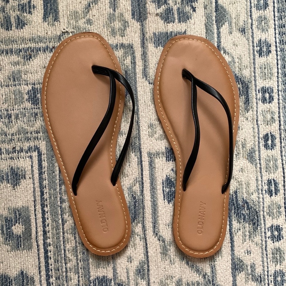 old navy black flip flop sandals